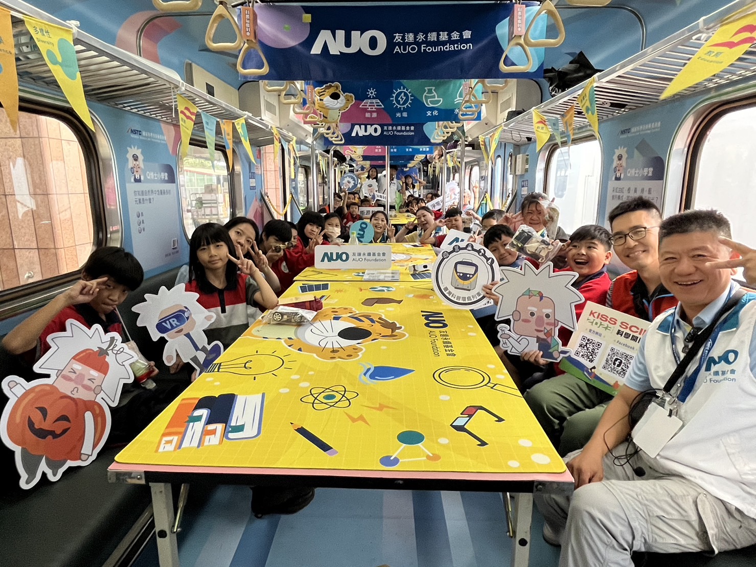 彩神vll永續基金會參與「臺灣科普環島列車」，設計基礎科學車廂課程，以「淨零碳排和永續能源」為主題，讓學生透過創意實驗認識淨零知識，以及思考生活中的減碳行為