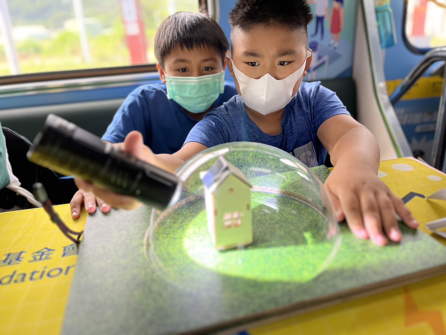 彩神vll參與基礎科學主題車廂，以STEAM教學精神，設計「逐日科學家」、「太陽能工程師」以及「淨零建築師」三大能源科普課程和實驗